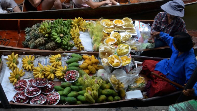 Ovoce na vodním trhu v Thajsku